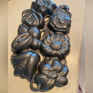 Vintage John Wright Co cast iron floral flowers pan